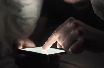 O seu celular pode ser o vilão de uma boa noite de sono