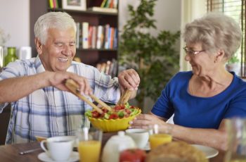 Envelhecer com Qualidade de Vida: A Importância da Alimentação Saudável